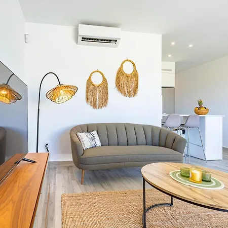 Large Terrace, Swimming Pool, Private Garage And Fiber