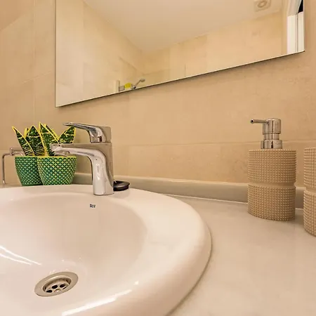 Large Terrace, Swimming Pool, Private Garage And Fiber