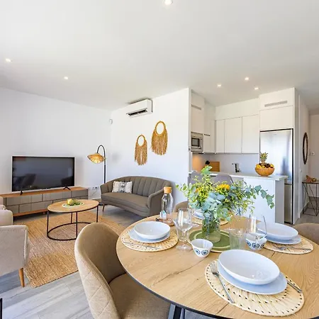 Large Terrace, Swimming Pool, Private Garage And Fiber
